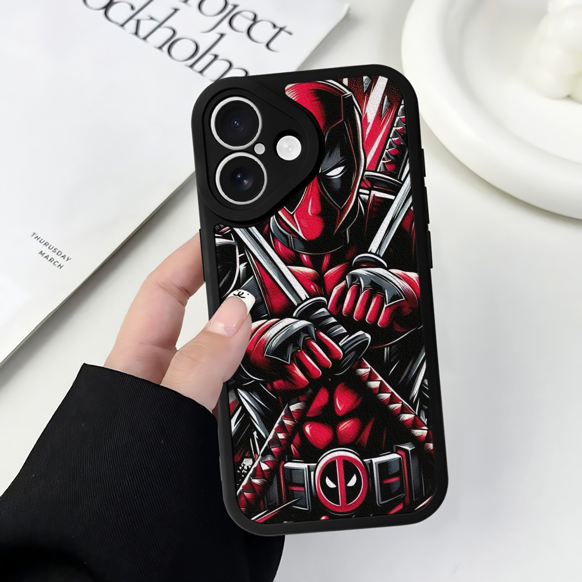 （画像用） Deadpool デッドプール 【iPhone 16シリーズ対応】シリコンスマホケース（レザー調） 材質：シリコン